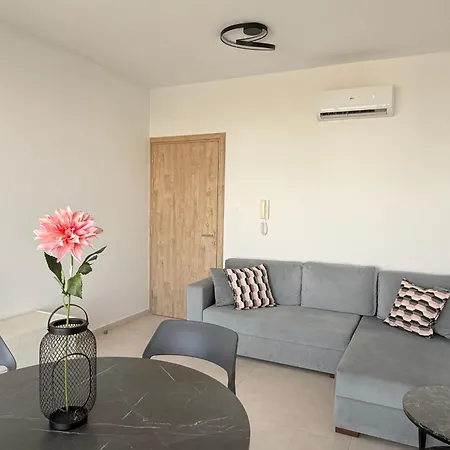 Esmee In, Apartment Engomi